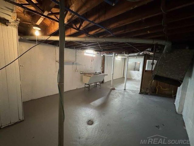 19961 Greenfield Road, Detroit, MI 48235