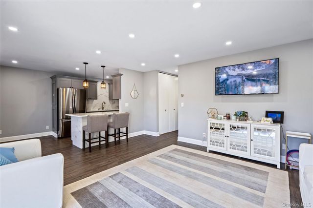24 Richmond Boulevard 4B, Ronkonkoma, NY 11779