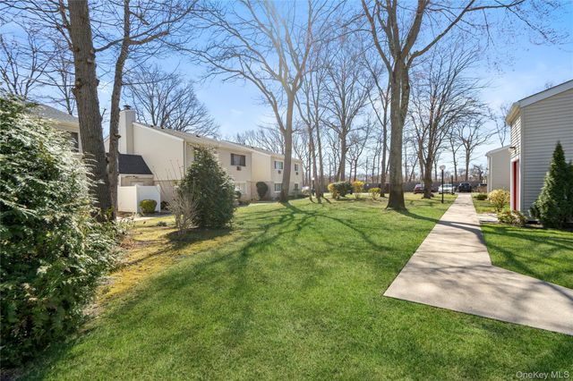 24 Richmond Boulevard 4B, Ronkonkoma, NY 11779