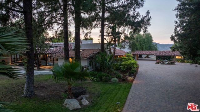 28611 Bamfield Drive, Agoura Hills, CA 91301