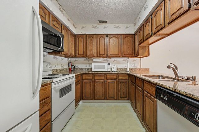550 Cliffs Drive 301 C, Ypsilanti Twp, MI 48198