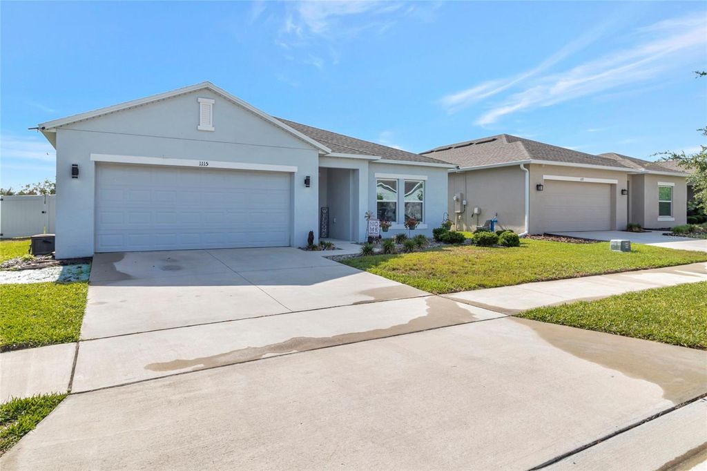 Image 2 of property listing at 1115 CALICO POINTE CIRCLE, Groveland, FL 34736