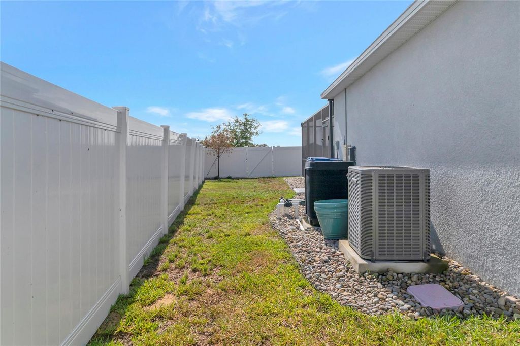 Image 37 of property listing at 1115 CALICO POINTE CIRCLE, Groveland, FL 34736