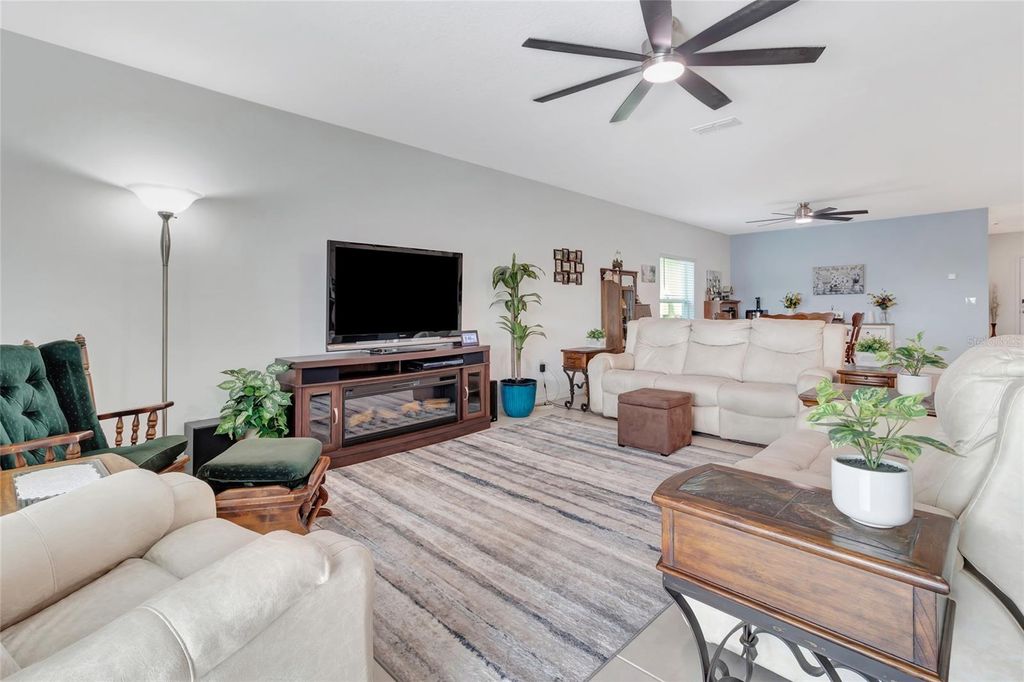 Image 6 of property listing at 1115 CALICO POINTE CIRCLE, Groveland, FL 34736