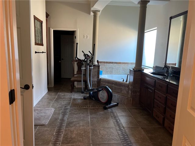 6902 Windy Creek Dr, Corpus Christi, TX 78414