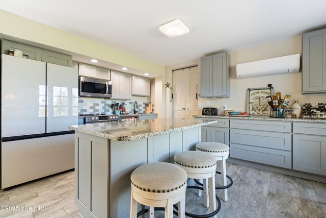 198 Jefferson Road, Lake Waccamaw, NC 28450