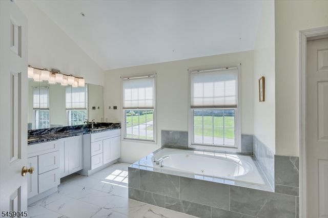 3 Summer Cottage Ln, Franklin Twp., NJ 08823