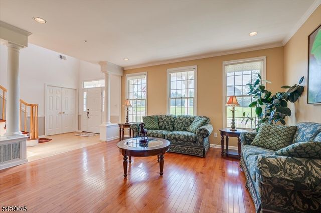 3 Summer Cottage Ln, Franklin Twp., NJ 08823