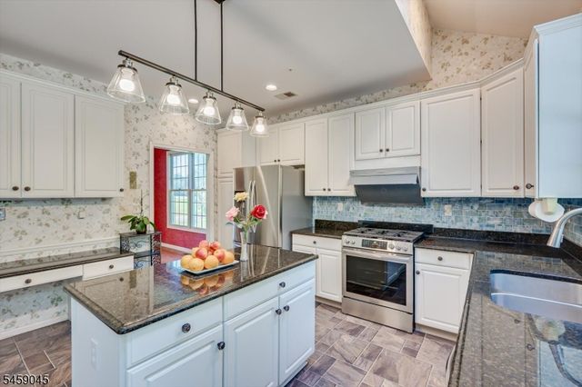 3 Summer Cottage Ln, Franklin Twp., NJ 08823