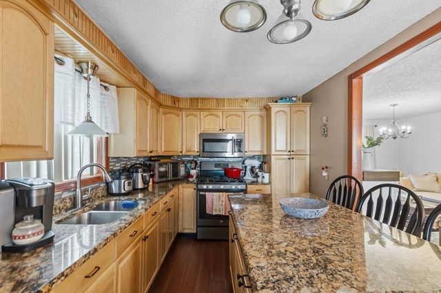 31 Sachem St, Fall River, MA 02724