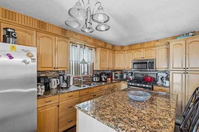 31 Sachem St, Fall River, MA 02724