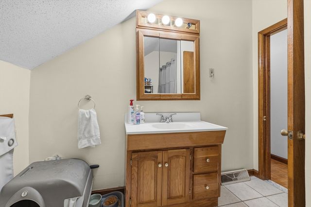 31 Sachem St, Fall River, MA 02724