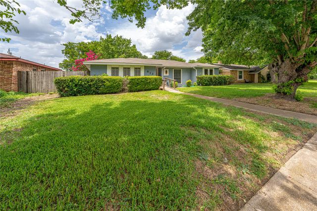 813 Cherry Hills Drive, Lancaster, TX 75134