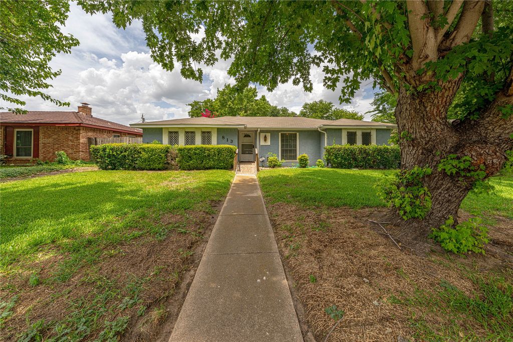 813 Cherry Hills Drive, Lancaster, TX 75134
