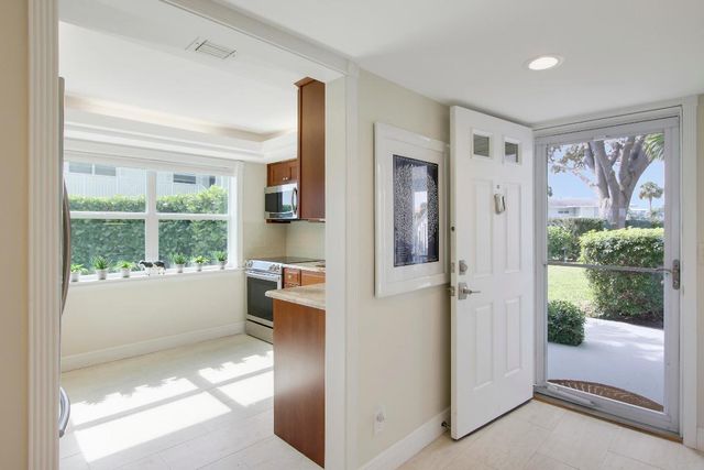 60 Yacht Club Drive 101, North Palm Beach, FL 33408