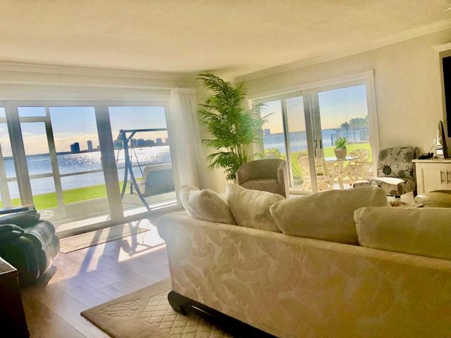 60 Yacht Club Drive 101, North Palm Beach, FL 33408