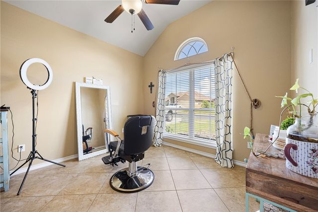 7513 E Lake Dr, Corpus Christi, TX 78414