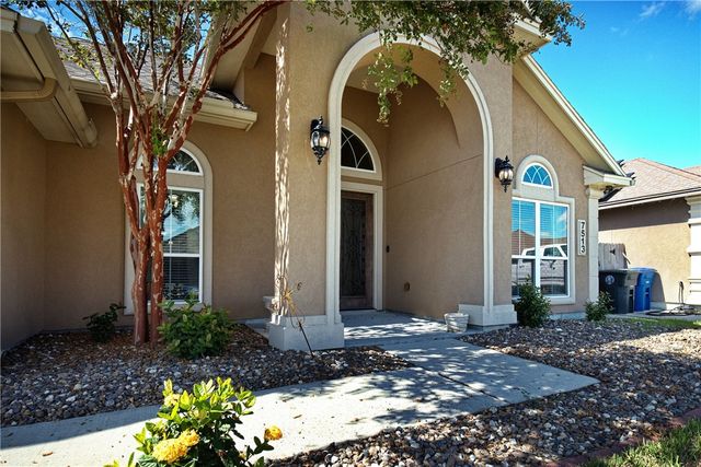 7513 E Lake Dr, Corpus Christi, TX 78414