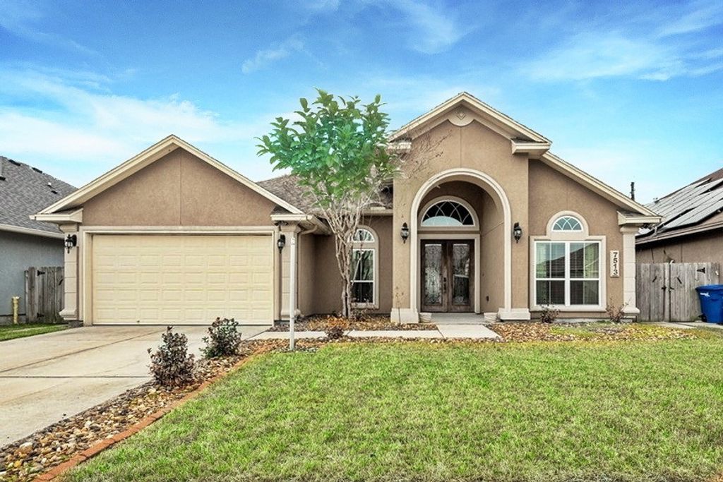 7513 E Lake Dr, Corpus Christi, TX 78414