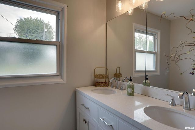 3329 CHESTNUT Street, Quincy, IL 62301