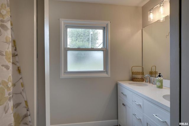 3329 CHESTNUT Street, Quincy, IL 62301