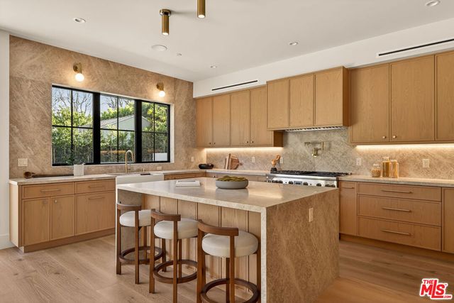 11500 Kingsland Street, Los Angeles, CA 90066