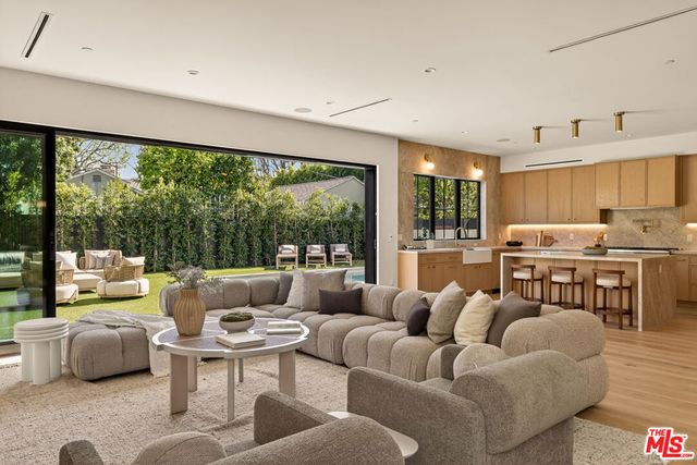 11500 Kingsland Street, Los Angeles, CA 90066