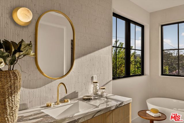 11500 Kingsland Street, Los Angeles, CA 90066