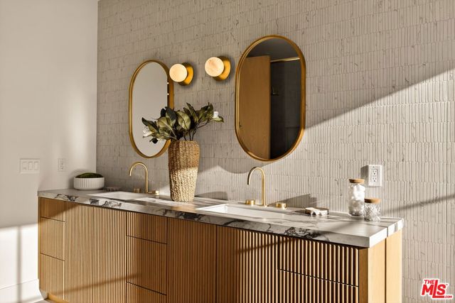 11500 Kingsland Street, Los Angeles, CA 90066