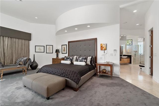 570 Portsmouth CT, Naples, FL 34110