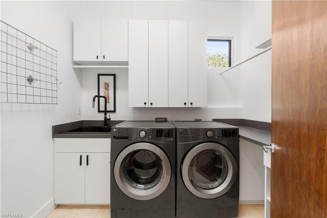 570 Portsmouth CT, Naples, FL 34110