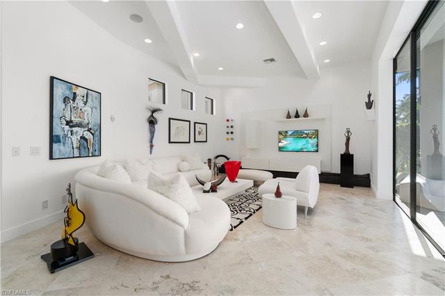 570 Portsmouth CT, Naples, FL 34110