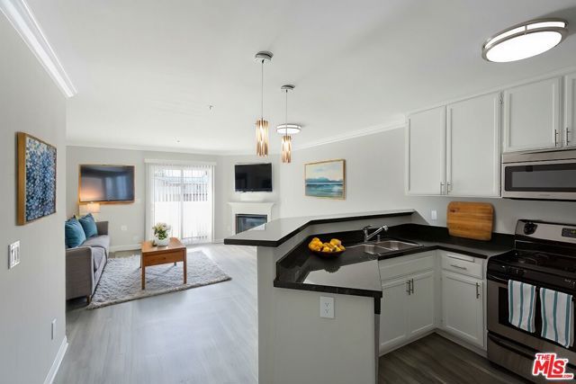 6737 De Soto Avenue, Canoga Park (los Angeles), CA 91303