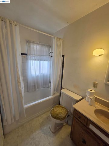 9601 D St, Oakland, CA 94603