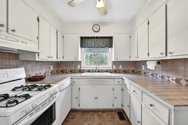 18 Town Rd, Fayetteville, TN 37334