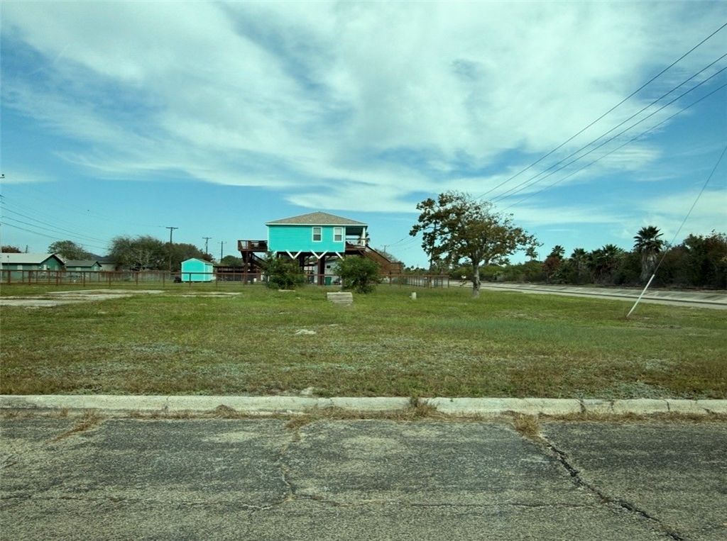 260 E DeBerry Ave, Aransas Pass, TX 78336
