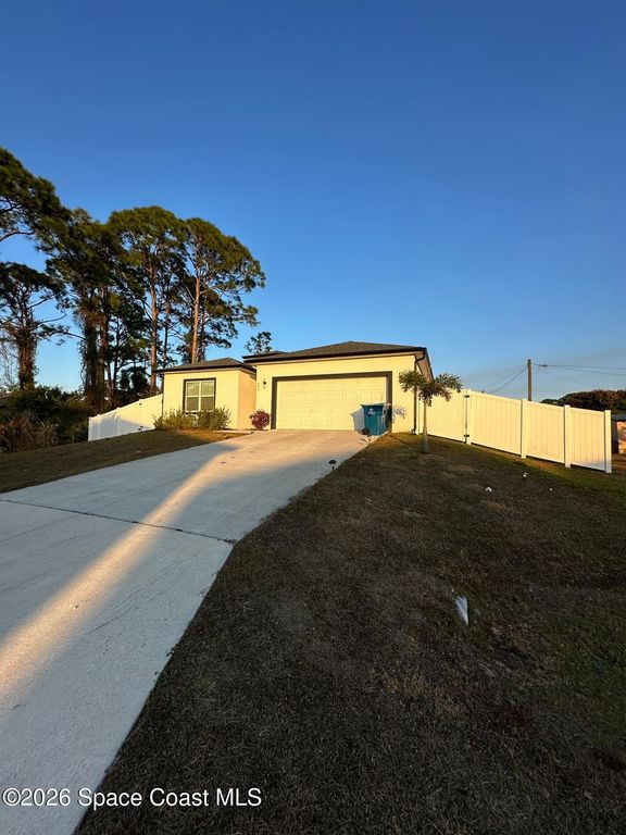 893 Altura Avenue SE, Palm Bay, FL 32909