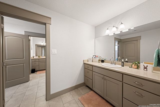 138 W Holly Hill Dr, Ingram, TX 78025