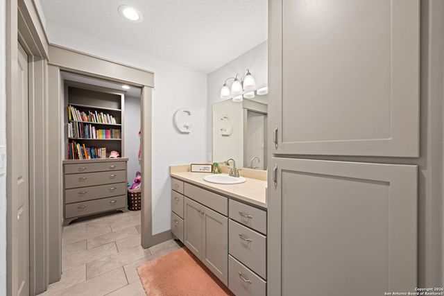 138 W Holly Hill Dr, Ingram, TX 78025