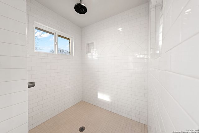 138 W Holly Hill Dr, Ingram, TX 78025