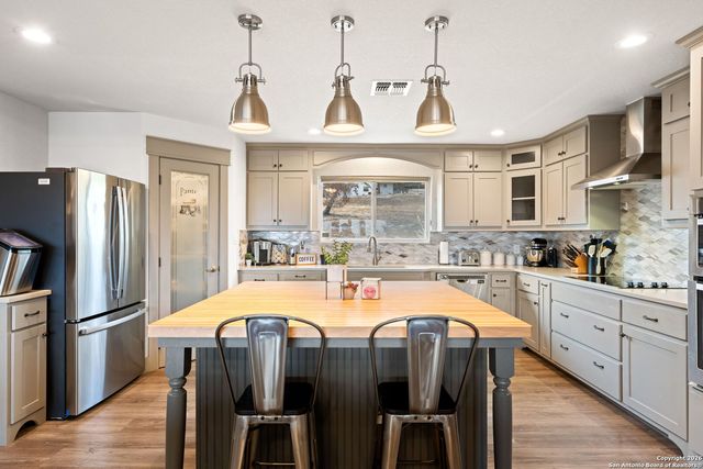138 W Holly Hill Dr, Ingram, TX 78025