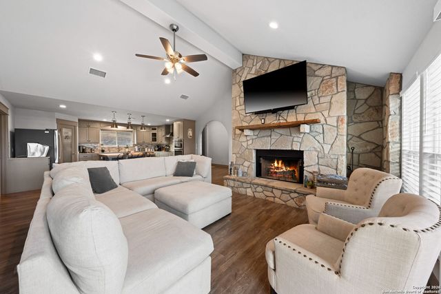 138 W Holly Hill Dr, Ingram, TX 78025