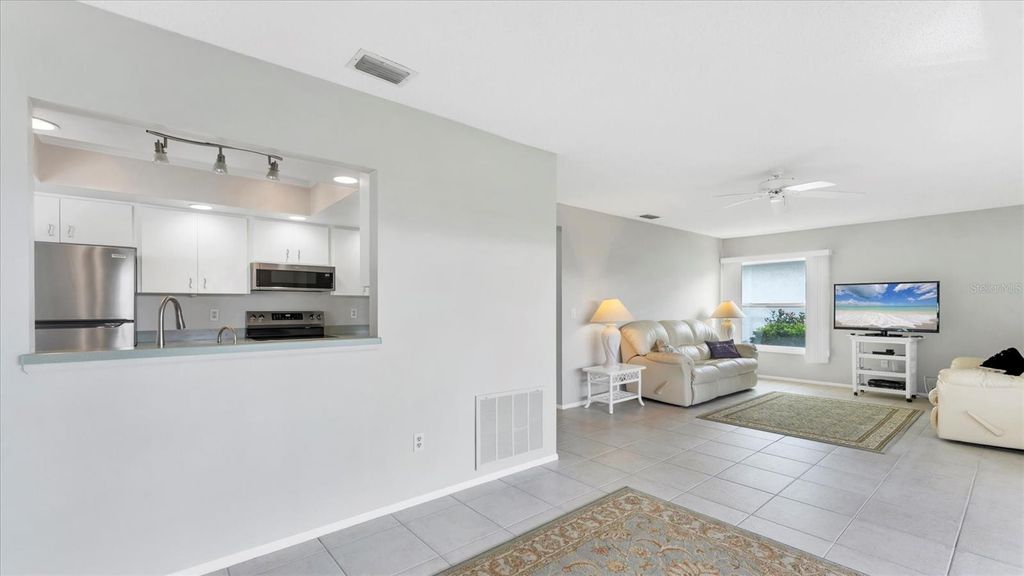 Image 13 of property listing at 7401 7TH AVENUE W 5807, Bradenton, FL 34209