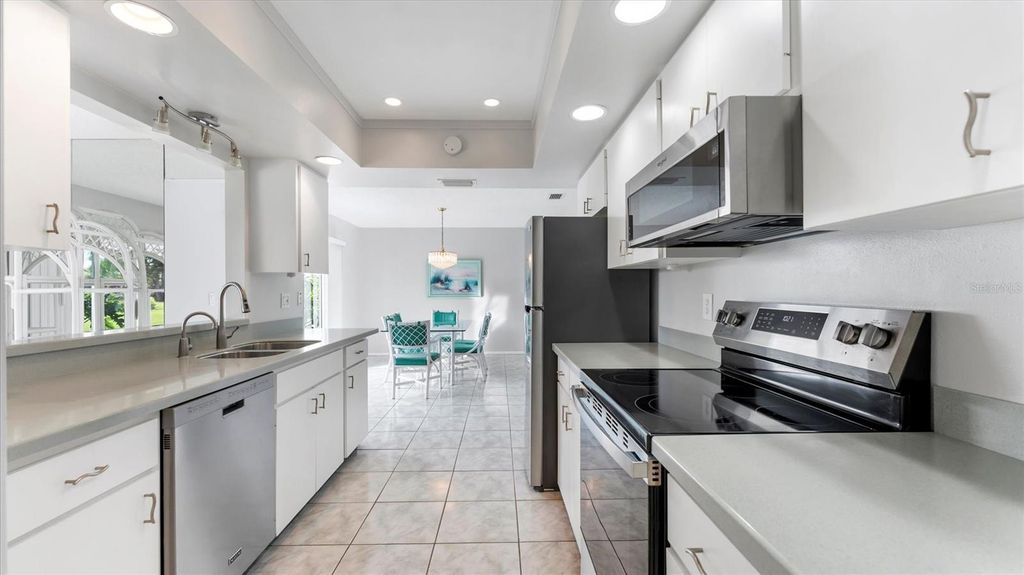 Image 16 of property listing at 7401 7TH AVENUE W 5807, Bradenton, FL 34209