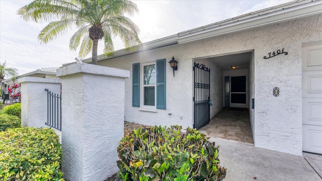 Image 5 of property listing at 7401 7TH AVENUE W 5807, Bradenton, FL 34209