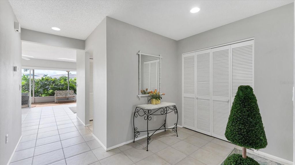 Image 7 of property listing at 7401 7TH AVENUE W 5807, Bradenton, FL 34209