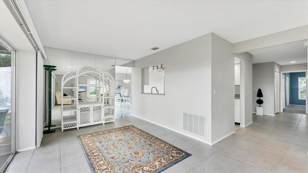 Image 8 of property listing at 7401 7TH AVENUE W 5807, Bradenton, FL 34209