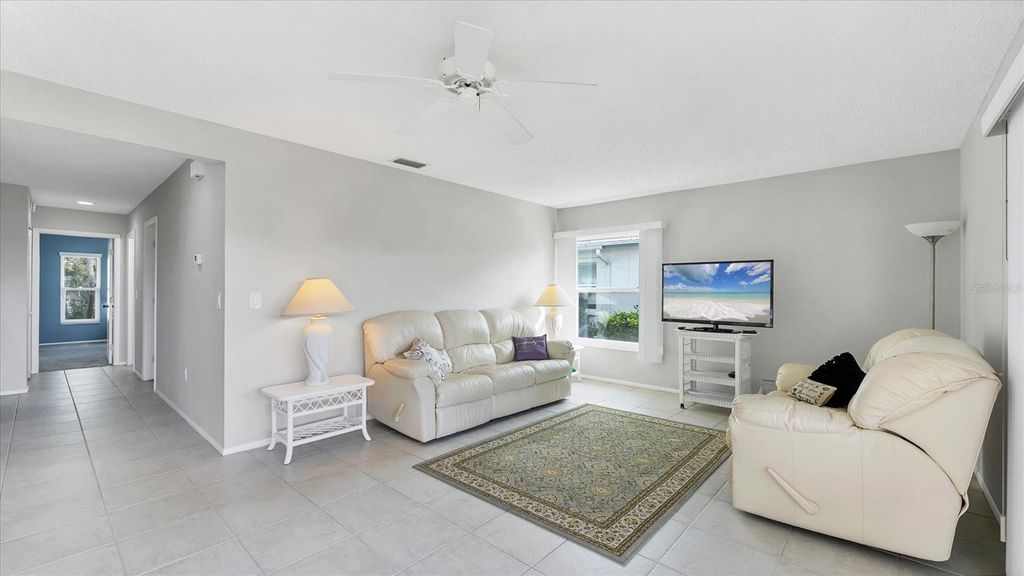 Image 9 of property listing at 7401 7TH AVENUE W 5807, Bradenton, FL 34209