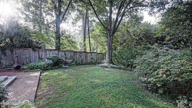 1 Pond Side Drive, Jackson, MS 39211