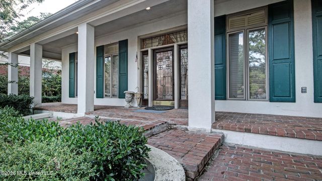 1 Pond Side Drive, Jackson, MS 39211